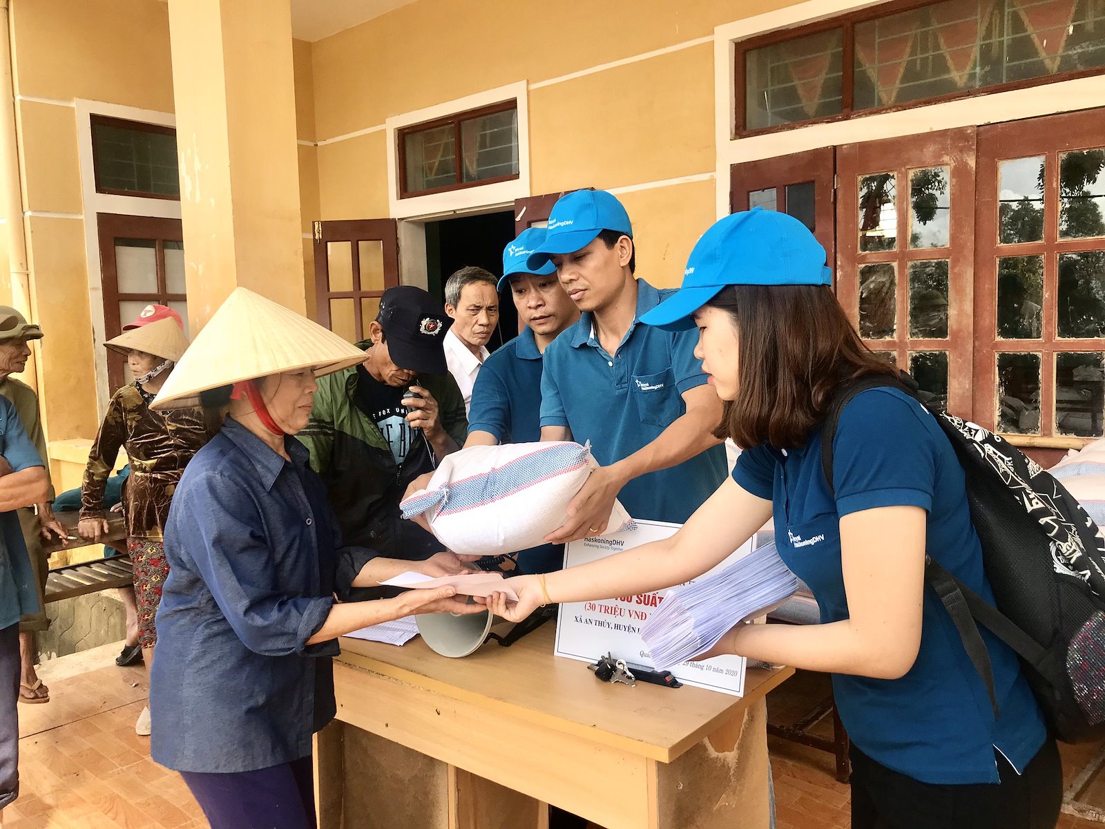 Royal HaskoningDHV Vietnam donated to the victims of serious floods disaster in Quang Binh province.