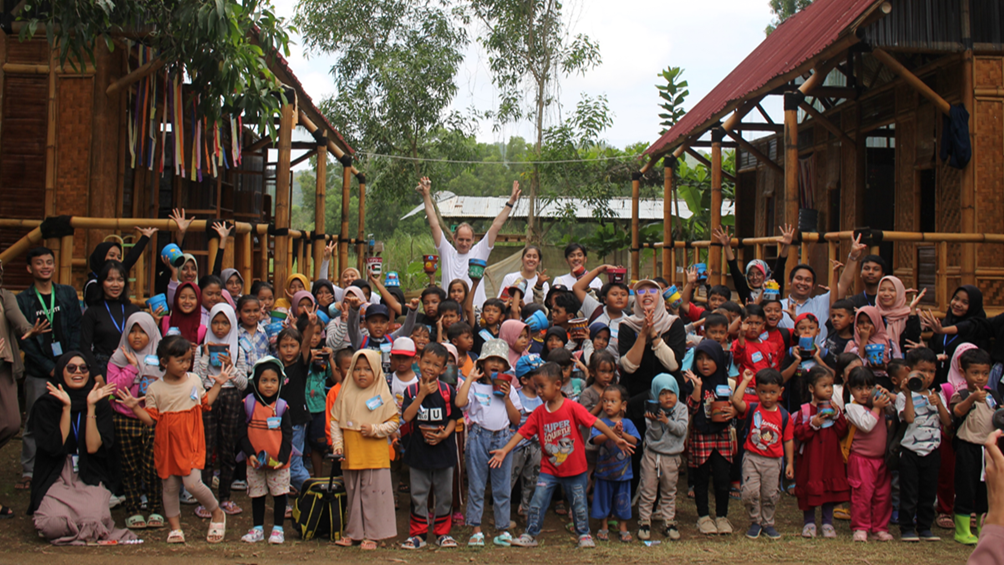 On 3 December 2023, the Sekolah Pantai ‘beach school’ in Pacitan, East Java officially reopened following a much-needed revitalisation. The buildings had been in a poor condition having not been used since the pandemic. BrITE supported the Indonesian NGO Project Child that is running the centre with an 8,500-euro donation to construct new classrooms for the centre. It enables 70 children aged 4-12 years to learn about the environment, coastal conservation, water safety, and health practices, as well as to develop their creativity and play. 